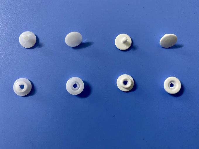 Το άσπρο χρώμα 10mm 2 μέρη σπάζει απότομα τα πλαστικά αιφνιδιαστικά κουμπιά καρφιών για την ασπίδα προσώπου